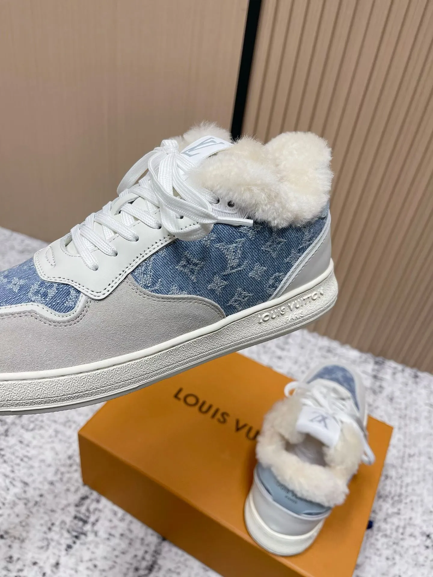 Men's shoes pP700! Top version Louis Vuiton Louis Vuitton sneakers casual shoes wool style‼ ️ LV Trainer sneakers are a classic idea inspired by retro basketball shoes by designer Virgil Abloh. This time, they are spliced ​​with smooth cow leather and Monogram embossed grained cow leather, and are embellished with Monogram flowers on the rubber outsole, reflecting a striking jump in one color! Fabric: Original imported first-layer cowhide Lining: Warm wool lining Bottom thickness: about 3cm Size: 35-41